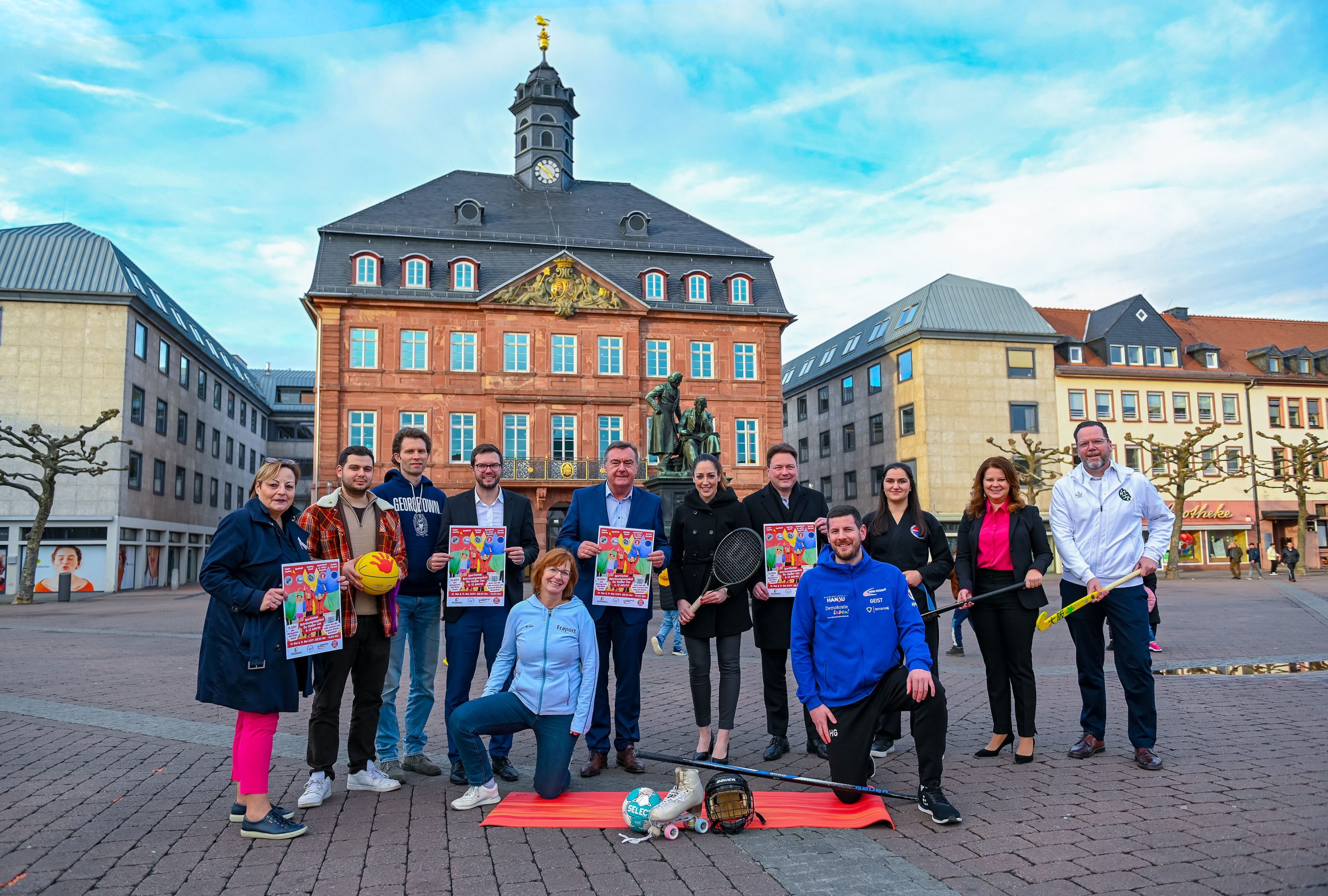 Foto zeigt die Vertreter der Stadt Hanau und beteiligten Sportvereine